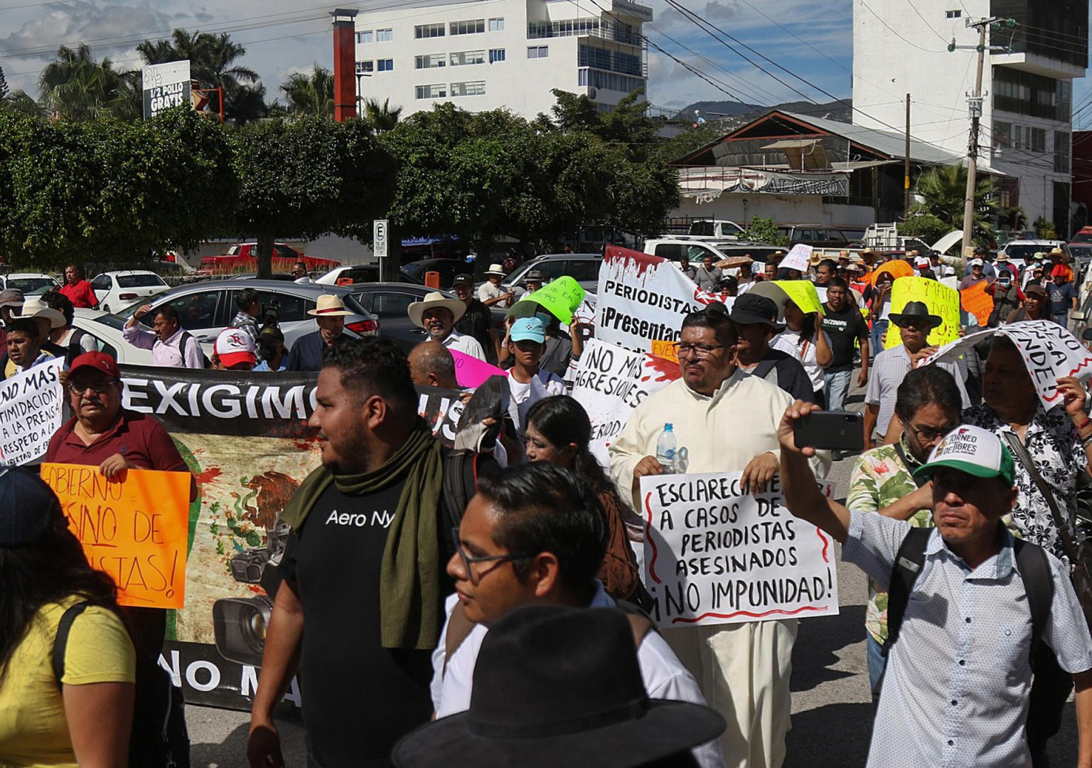 Trabajadores de medios de comunicación se manifiestan hoy, en las principales calles en el municipio de Chilpancingo, en el estado de Guerrero (México). EFE/José Luis de la Cruz