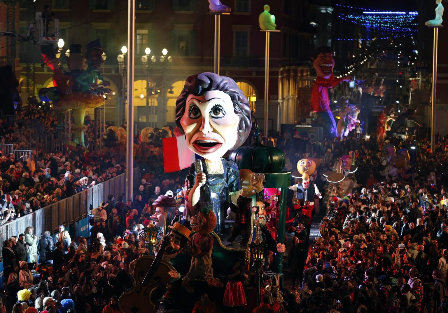 Fotografía de archivo de una carroza con una representación de la cantante francesa Edith Piaf. EFE/SEBASTIEN NOGIER