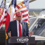 El expresidente de EE.UU. Donald Trump habla durante un dicurso en el Aeropuerto Internacional del Sur de Texas en Edinburg, Texas, este 19 de noviembre de 2023. EFE/ Adam Davis