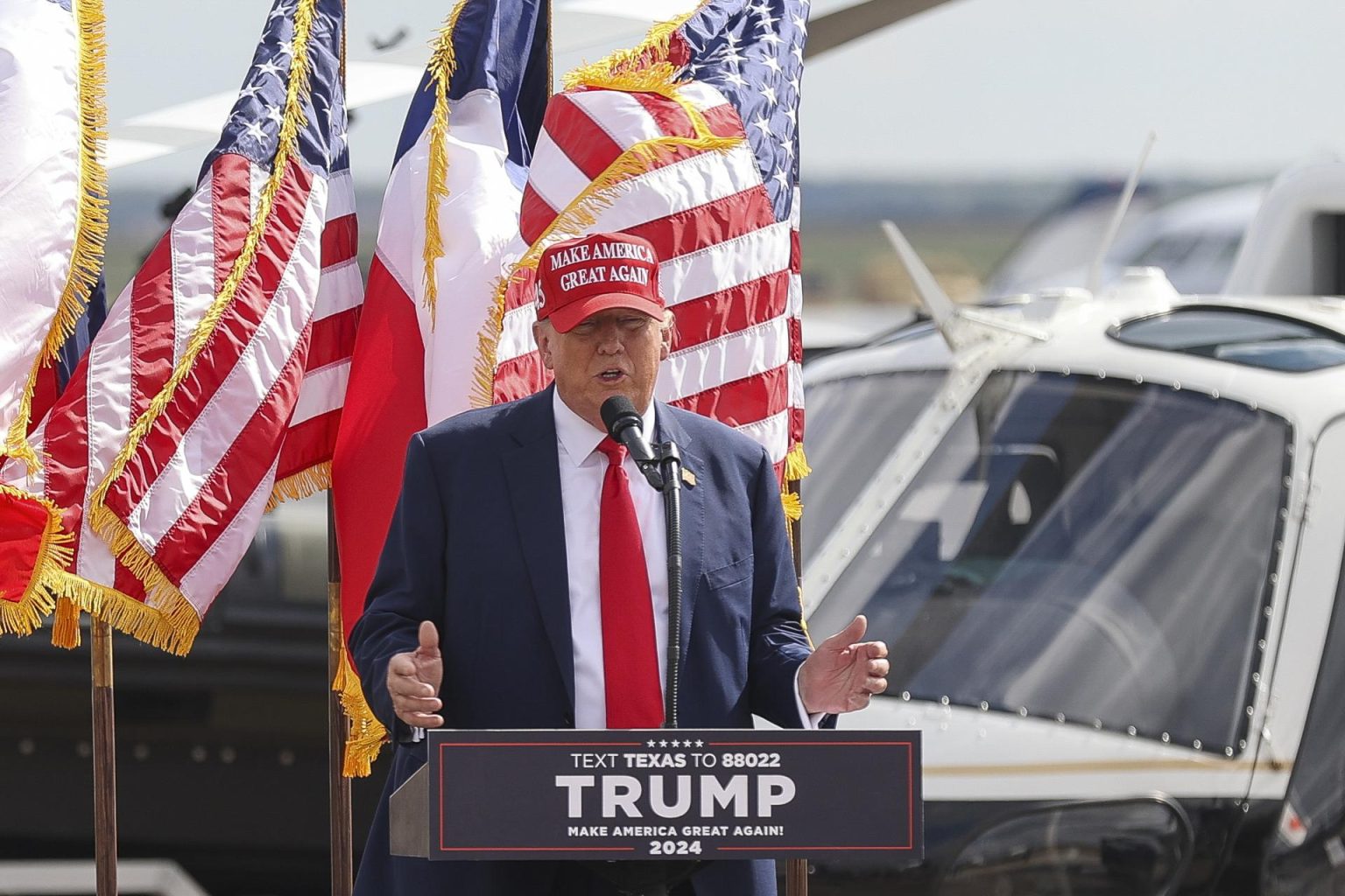 El expresidente de EE.UU. Donald Trump habla durante un dicurso en el Aeropuerto Internacional del Sur de Texas en Edinburg, Texas, este 19 de noviembre de 2023. EFE/ Adam Davis