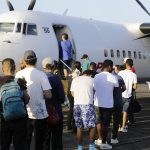 Ciudadanos colombianos se dirigen a una aeronave para su deportación hoy, en Ciudad de Panamá (Panamá). EFE/ Carlos Lemos