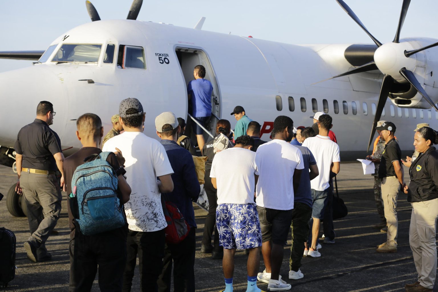 Ciudadanos colombianos se dirigen a una aeronave para su deportación hoy, en Ciudad de Panamá (Panamá). EFE/ Carlos Lemos