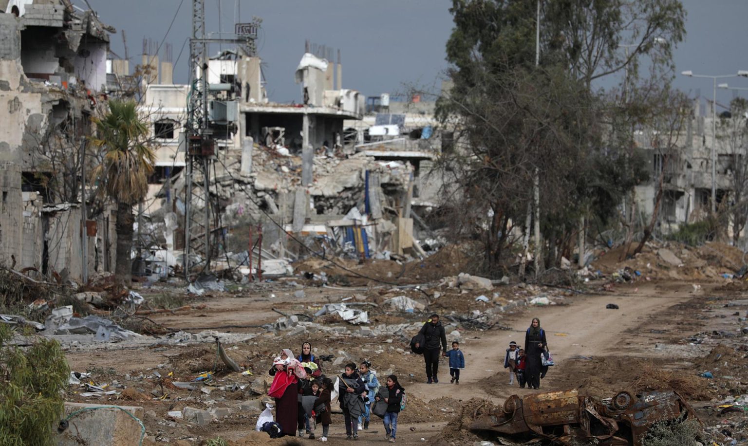 Familias palestinas caminan después de cruzar desde de norte a sur la Franja de Gaza, a lo largo de la carretera Salah Al Din este martes. EFE/MOHAMMED SABER