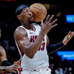 El centro de Miami Heat, Bam Adebayo (d). EFE/EPA/ERIK S. MENOR CASTILLO