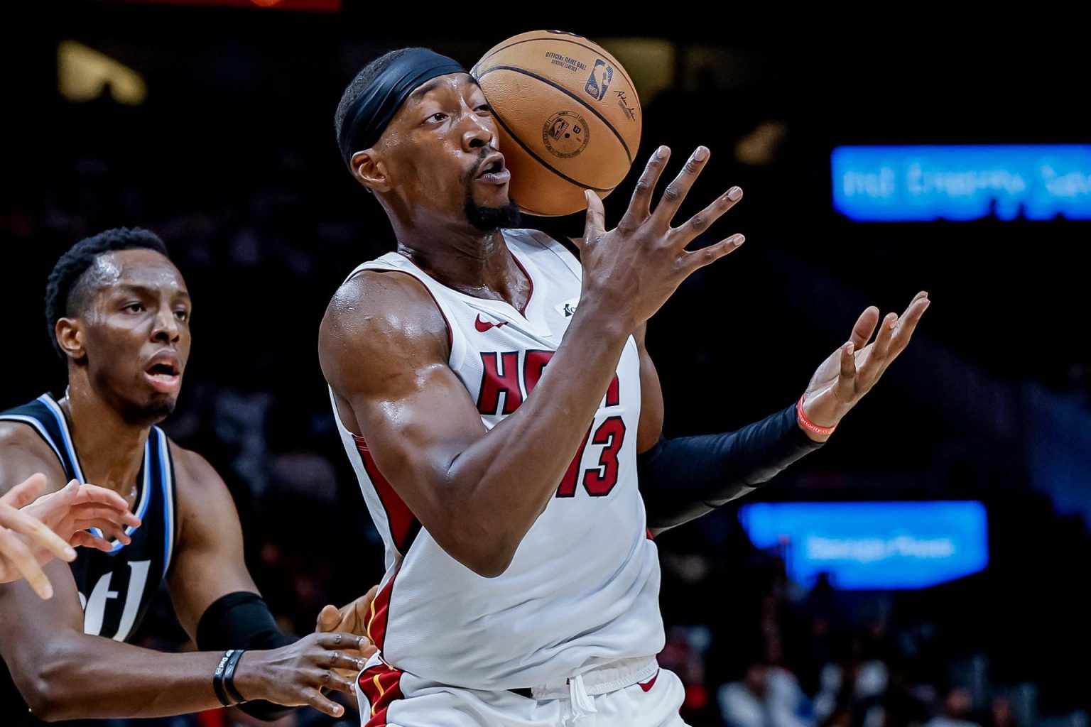 El centro de Miami Heat, Bam Adebayo (d). EFE/EPA/ERIK S. MENOR CASTILLO