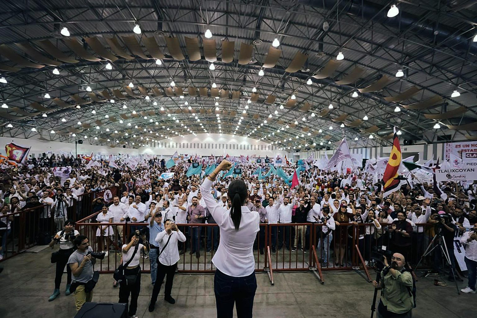 Fotografía cedida hoy por la Campaña de Claudia Sheinbaum (c), que muestra un acto de precampaña de la candidata a la presidencia de México por el oficialista Movimiento Regeneración Nacional (Morena), hoy, en la ciudad de Veracruz (México). EFE/ Campaña Claudia Sheinbaum SÓLO USO EDITORIAL/SÓLO DISPONIBLE PARA ILUSTRAR LA NOTICIA QUE ACOMPAÑA (CRÉDITO OBLIGATORIO)