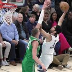 Santi Aldama (c-d) de los Memphis Grizzlies salta a la canasta con el balón contra los Boston Celtics durante un partido de baloncesto de la NBA disputado hoy en el FedEx Forum de la ciudad de Memphis, Tennessee (Estados Unidos). EFE/ Karen Pulfer Focht