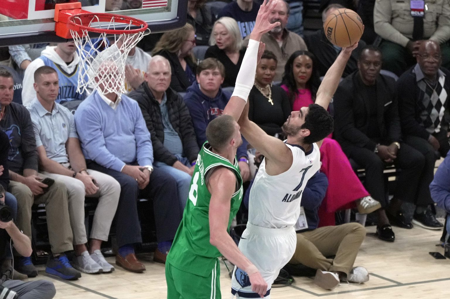 Santi Aldama (c-d) de los Memphis Grizzlies salta a la canasta con el balón contra los Boston Celtics durante un partido de baloncesto de la NBA disputado hoy en el FedEx Forum de la ciudad de Memphis, Tennessee (Estados Unidos). EFE/ Karen Pulfer Focht