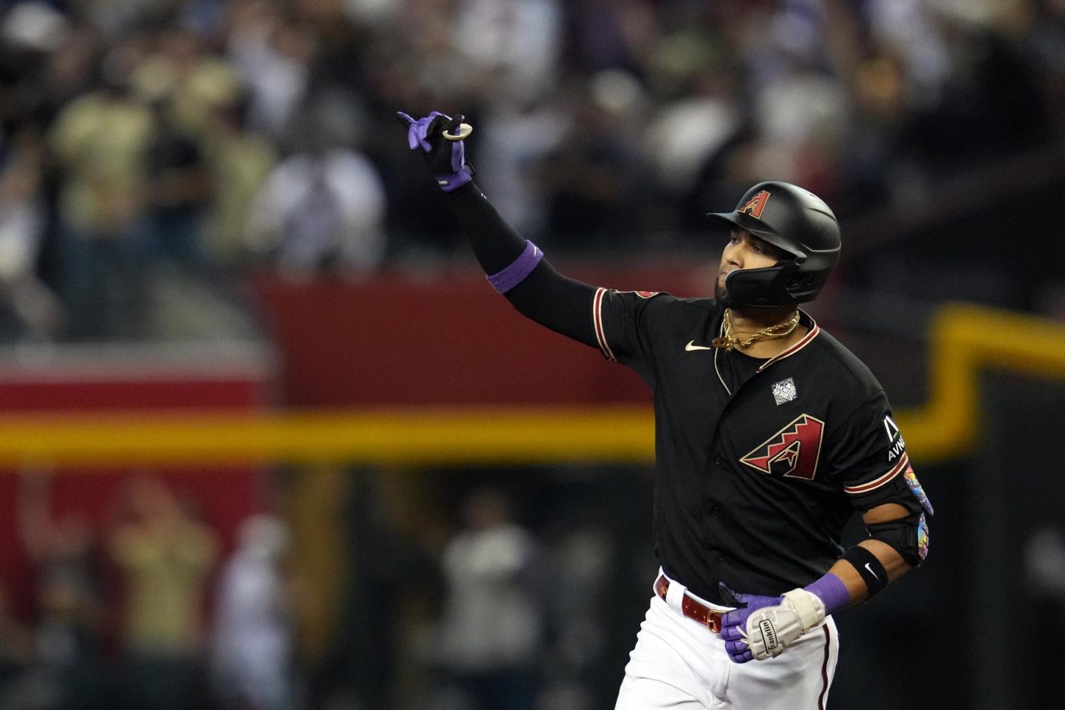 El jugador de los Arizona Diamondbacks Lourdes Gurriel Jr. (R) este 31 de octubre de 2023. EFE/Allison Dinner