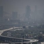 Fotografía de archivo del 24 de marzo de 2023, donde se observa un alto índice de contaminación en el municipio de Santa Catarina, en Nuevo León (México). EFE/ Miguel Sierra