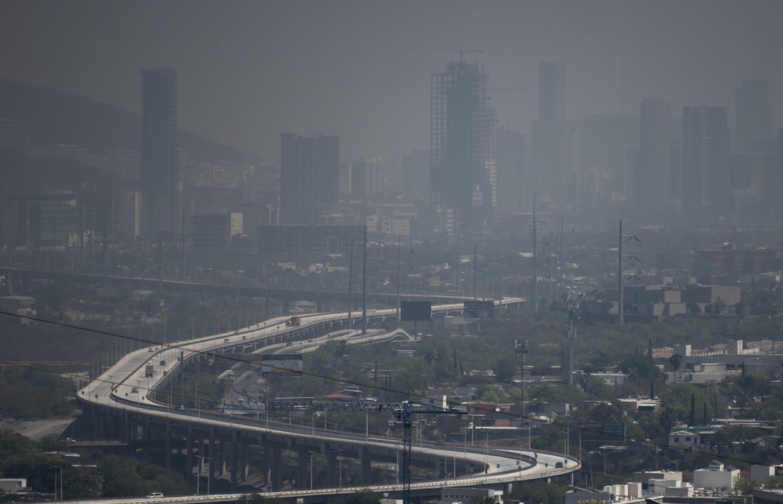 Fotografía de archivo del 24 de marzo de 2023, donde se observa un alto índice de contaminación en el municipio de Santa Catarina, en Nuevo León (México). EFE/ Miguel Sierra