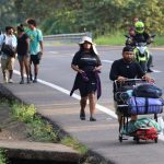 Migrantes caminan en una carretera hoy, en el municipio de Tapachula en el estado de Chiapas (México). EFE/Juan Manuel Blanco