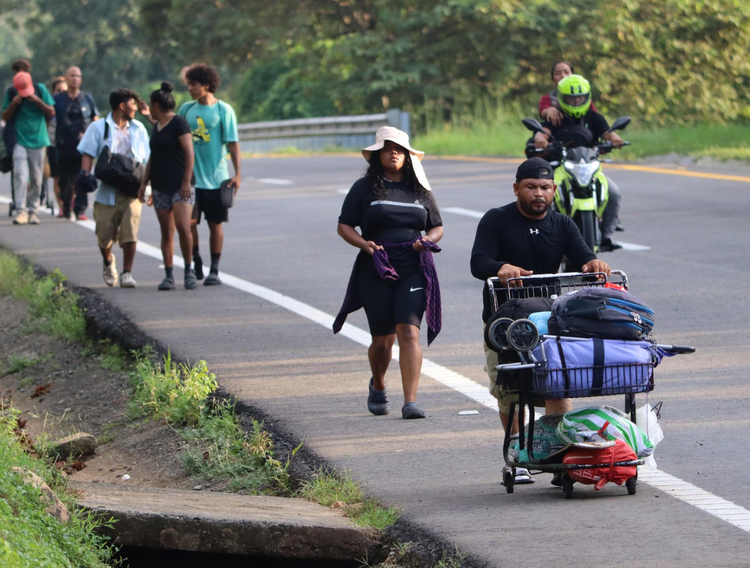 Migrantes caminan en una carretera hoy, en el municipio de Tapachula en el estado de Chiapas (México). EFE/Juan Manuel Blanco