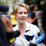 La actriz Cynthia Nixon (c) se dirige a los medios en la Union Square, en Nueva York (EE.UU). Imagen de archivo. EFE/ Justin Lane