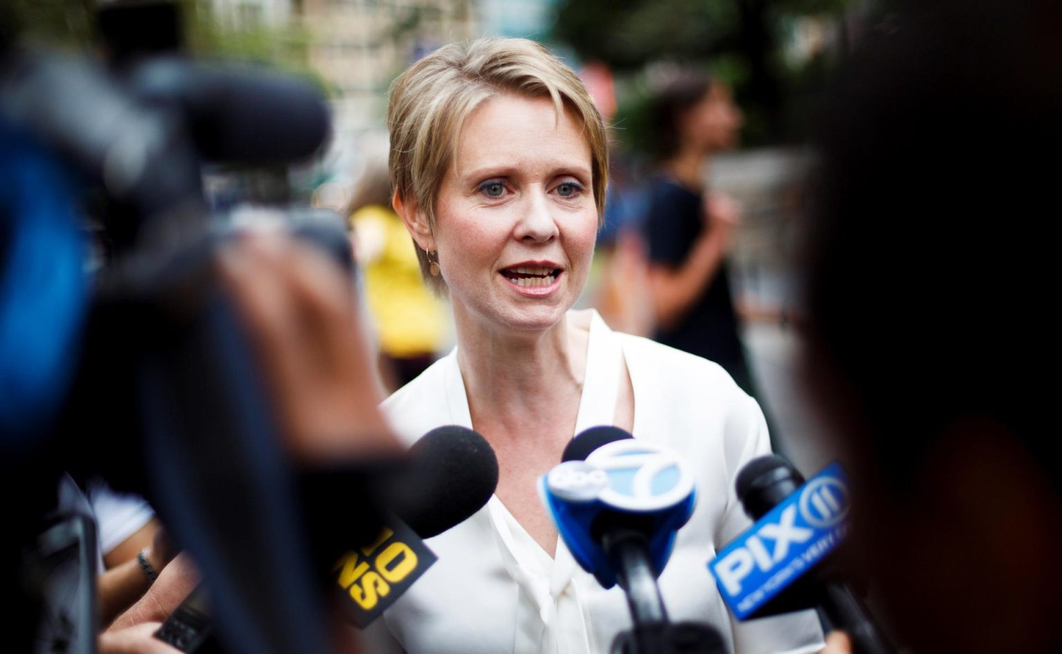 La actriz Cynthia Nixon (c) se dirige a los medios en la Union Square, en Nueva York (EE.UU). Imagen de archivo. EFE/ Justin Lane