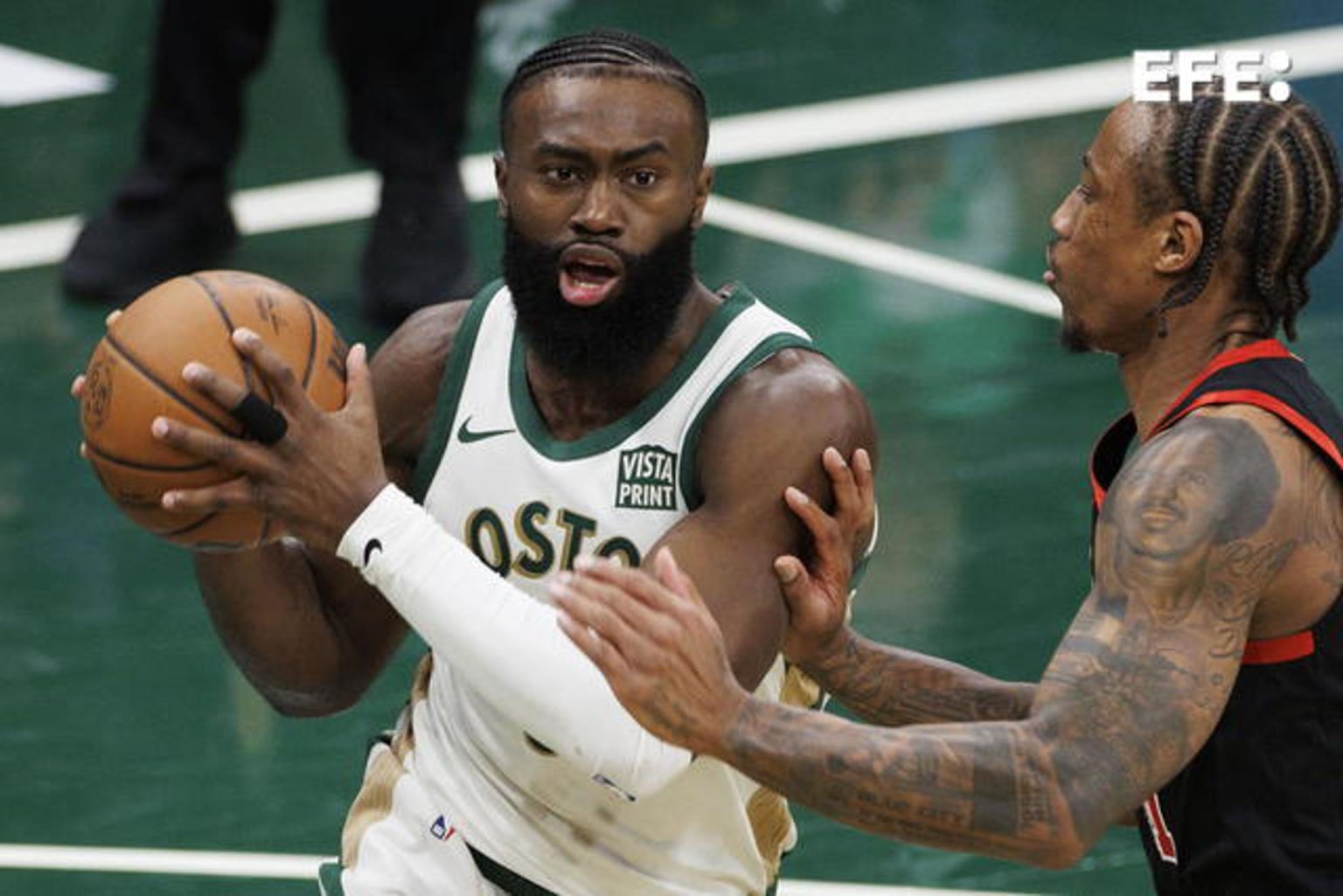 El alero de los Boston Celtics Jaylen Brown (I) , este 28 de noviembre de 2023. EFE/EPA/CJ Gunther