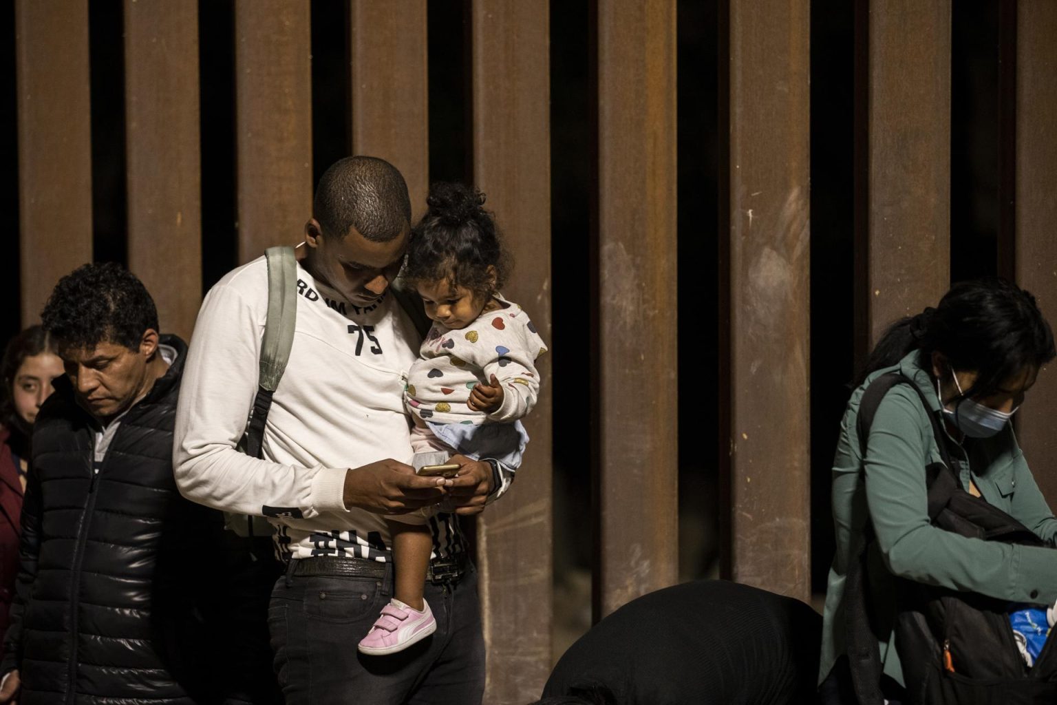 Durante el presente año fiscal, que se inició el 1 de octubre de 2022, más de 6.800 cubanos han sido interceptados por la USCG estadounidense en viajes hacia las costas de Florida, según datos oficiales. EFE/EPA/ETIENNE LAURENT