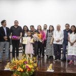 La niña Aimara Paola Pérez Rosas recibe el primer Premio Nezahualpilli de creación literaria de niños, niñas y adolescentes en lenguas mexicanas junto a familiares y autoridades en la ceremonia de premiación en el Centro Regional de Cultura de Texcoco “Casa del Constituyente”, hoy en Texcoco, Estado de México (México). EFE/Isaac Esquivel