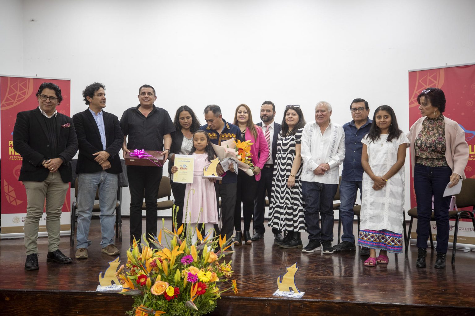 La niña Aimara Paola Pérez Rosas recibe el primer Premio Nezahualpilli de creación literaria de niños, niñas y adolescentes en lenguas mexicanas junto a familiares y autoridades en la ceremonia de premiación en el Centro Regional de Cultura de Texcoco “Casa del Constituyente”, hoy en Texcoco, Estado de México (México). EFE/Isaac Esquivel