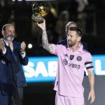 Lionel Messi (d), estrella del club estadounidense de fútbol Inter Miami, fue registrado este viernes al ofrecer su octavo Balón de Oro a la afición de su equipo, previo a un partido amistoso contra el New York City FC, en el estadio DRV PNK, en Fort Lauderdale (Florida, EE.UU.) EFE/Cristóbal Herrera