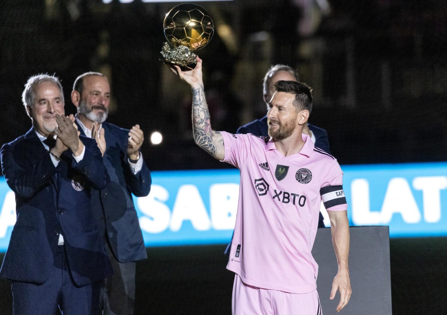 Lionel Messi (d), estrella del club estadounidense de fútbol Inter Miami, fue registrado este viernes al ofrecer su octavo Balón de Oro a la afición de su equipo, previo a un partido amistoso contra el New York City FC, en el estadio DRV PNK, en Fort Lauderdale (Florida, EE.UU.) EFE/Cristóbal Herrera