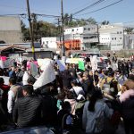 Personas protestan hoy a la llegada del presidente Andrés Manuel López Obrador, en Tijuana, Baja California (México). EFE/Joebeth Terríquez