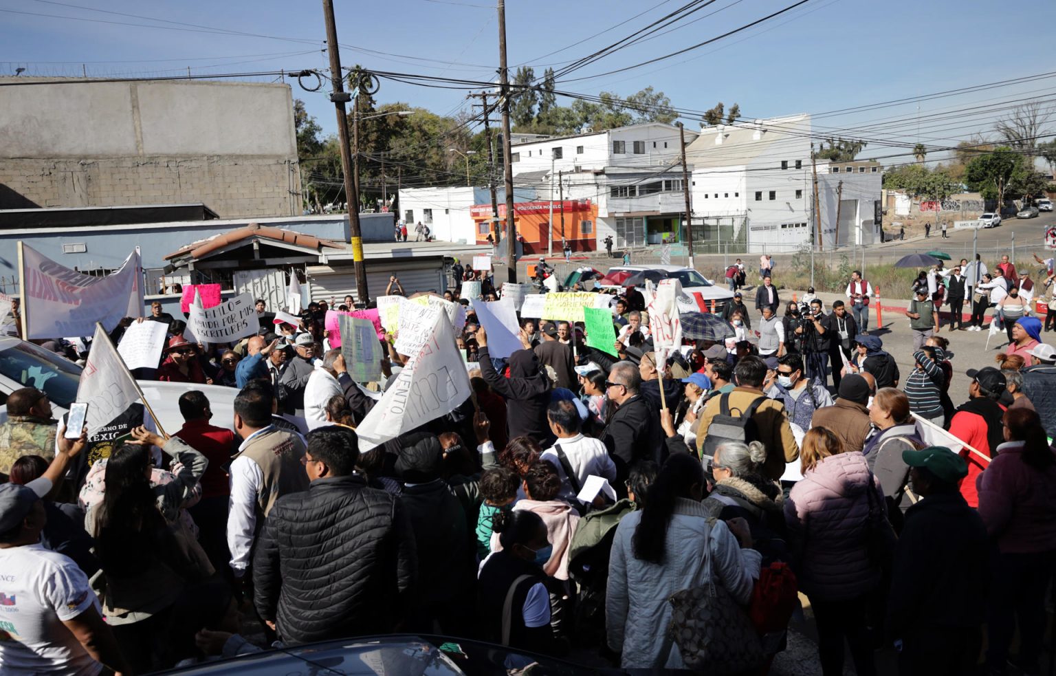 Personas protestan hoy a la llegada del presidente Andrés Manuel López Obrador, en Tijuana, Baja California (México). EFE/Joebeth Terríquez