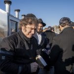 El presidente electo de Argentina, Javier Milei (i), visita tumbas de rabinos hoy en el cementerio judío de Montefiore en Springfield Gardens en Queens, Nueva York (EEUU). EFE/Ángel Colmenares