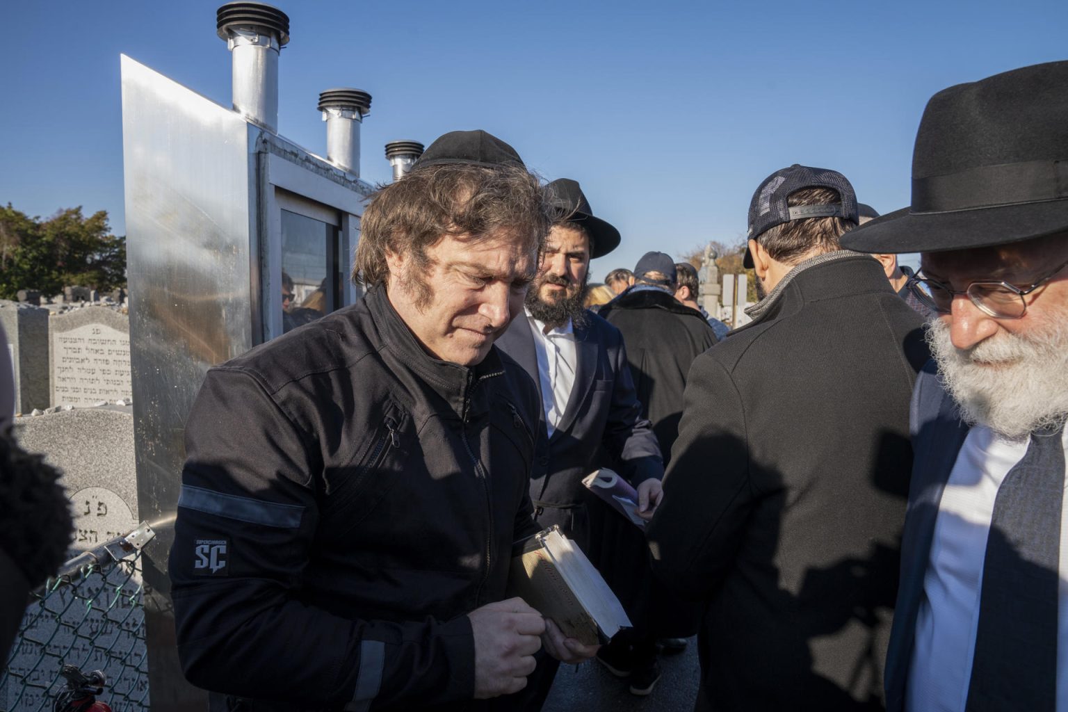 El presidente electo de Argentina, Javier Milei (i), visita tumbas de rabinos hoy en el cementerio judío de Montefiore en Springfield Gardens en Queens, Nueva York (EEUU). EFE/Ángel Colmenares