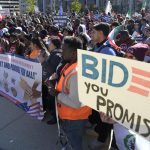 Cientos de inmigrantes y activistas pro inmigrantes marchan hacia la Casa Blanca para exigir al presidente, Joe Biden, que cumpla con su promesa de campaña de ofrecer un estatus legal a los casi 11 millones de personas indocumentadas que viven en Estados Unidos, durante una manifestación hoy en Washington (EE. UU). EFE/Lenin Nolly