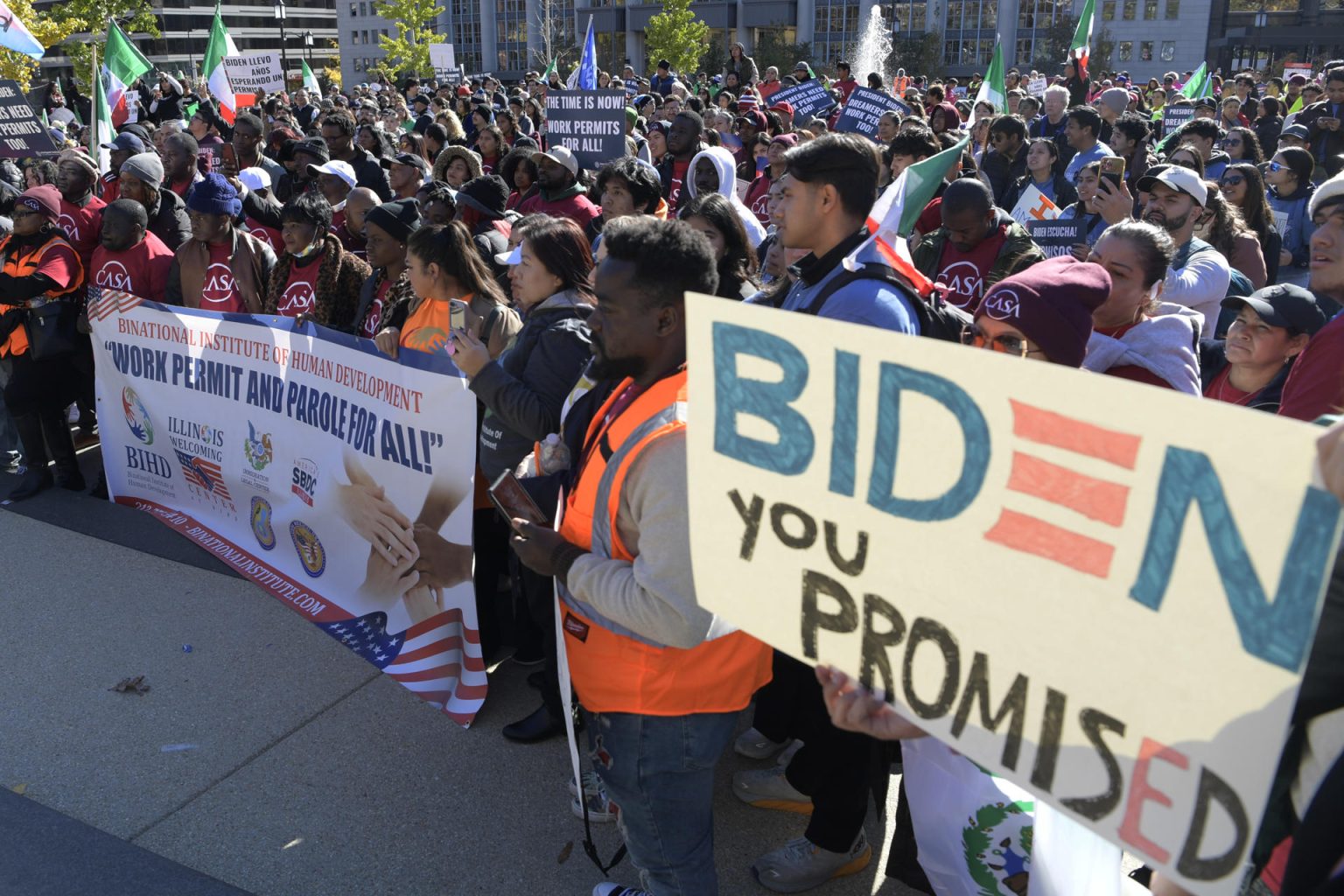 Cientos de inmigrantes y activistas pro inmigrantes marchan hacia la Casa Blanca para exigir al presidente, Joe Biden, que cumpla con su promesa de campaña de ofrecer un estatus legal a los casi 11 millones de personas indocumentadas que viven en Estados Unidos, durante una manifestación hoy en Washington (EE. UU). EFE/Lenin Nolly