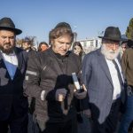 El presidente electo de Argentina, Javier Milei (c), visita tumbas de rabinos hoy en el cementerio judío de Montefiore en Springfield Gardens en Queens, Nueva York (EEUU). EFE/Ángel Colmenares