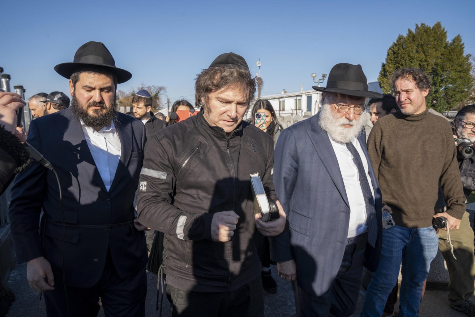 El presidente electo de Argentina, Javier Milei (c), visita tumbas de rabinos hoy en el cementerio judío de Montefiore en Springfield Gardens en Queens, Nueva York (EEUU). EFE/Ángel Colmenares