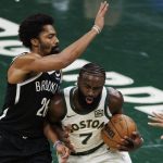 Jaylen Brown (d), escolta de los Celtics de Boston, fue registrado este viernes, 10 de noviembre, al disputar un balón con Spencer Dinwiddie (i), de los Nets de Brooklyn, durante un partido del NBA In-Season Tournament, en el coliseo TD Garden, en Boston (Massachusetts, EE.UU.). EFE/CJ Gunther