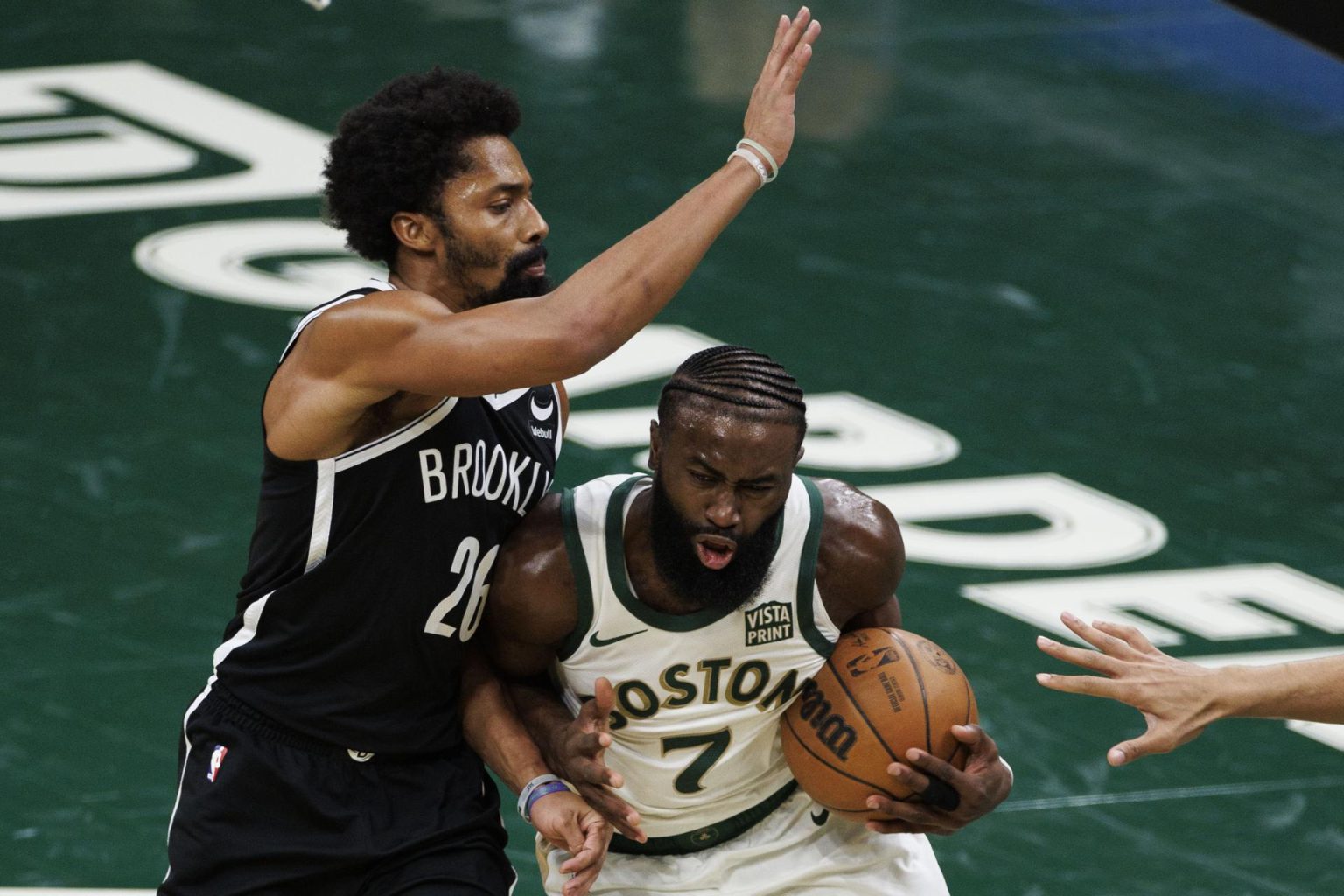 Jaylen Brown (d), escolta de los Celtics de Boston, fue registrado este viernes, 10 de noviembre, al disputar un balón con Spencer Dinwiddie (i), de los Nets de Brooklyn, durante un partido del NBA In-Season Tournament, en el coliseo TD Garden, en Boston (Massachusetts, EE.UU.). EFE/CJ Gunther