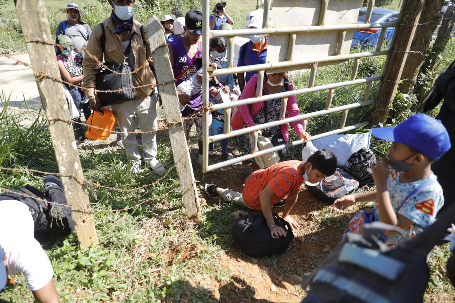 Un grupo de migrantes hondureños, acompañados de nicaragüenses, tratan de evitar los puntos de control migratorio recorriendo otros caminos, en el Municipio de Omoa (Honduras). Imagen de archivo. EFE/ Gustavo Amador