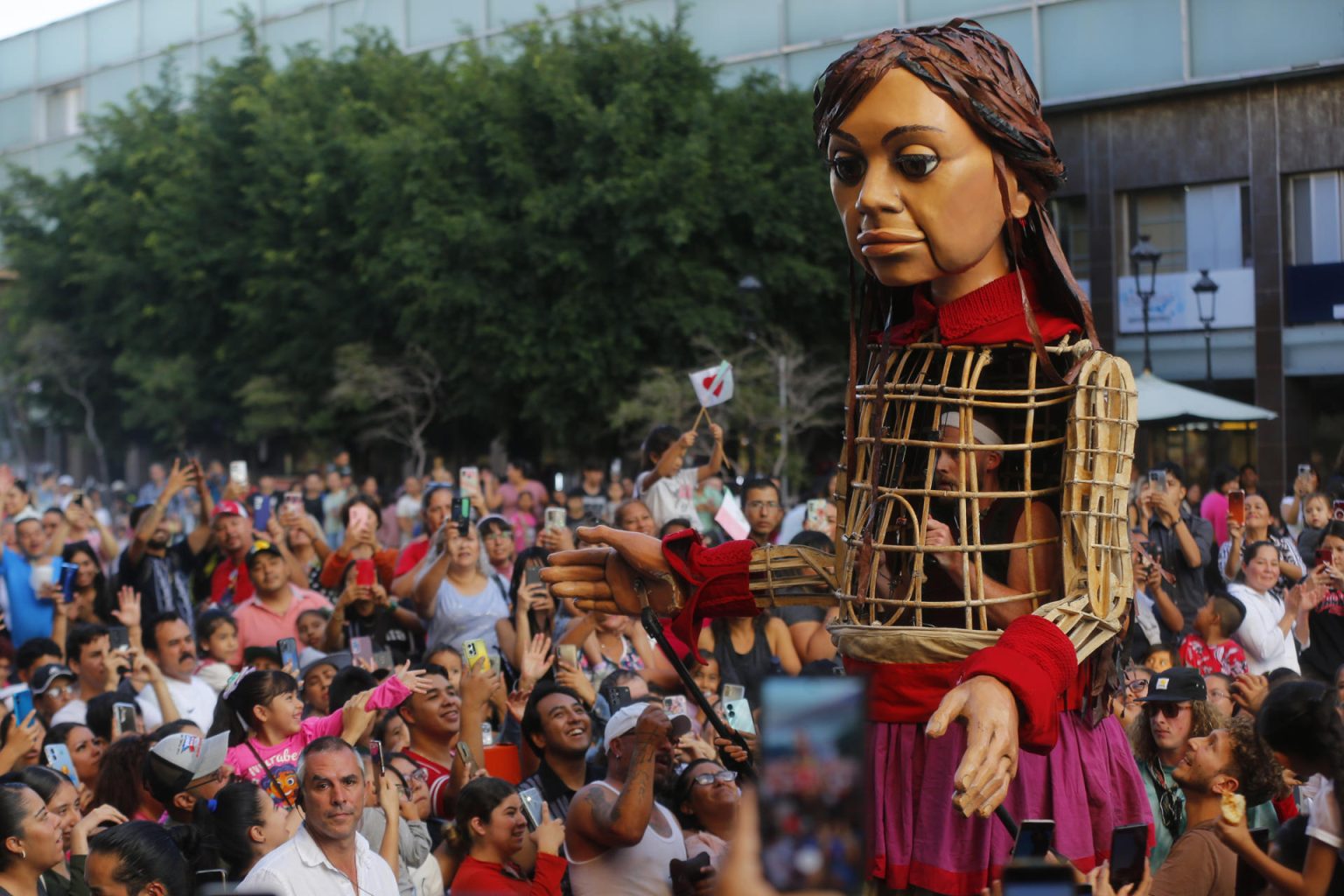 La marioneta Amal, que representa a una niña migrante siria, recorre hoy entre miles de personas el centro histórico de la ciudad de Guadalajara, Jalisco (México). EFE/ Francisco Guasco