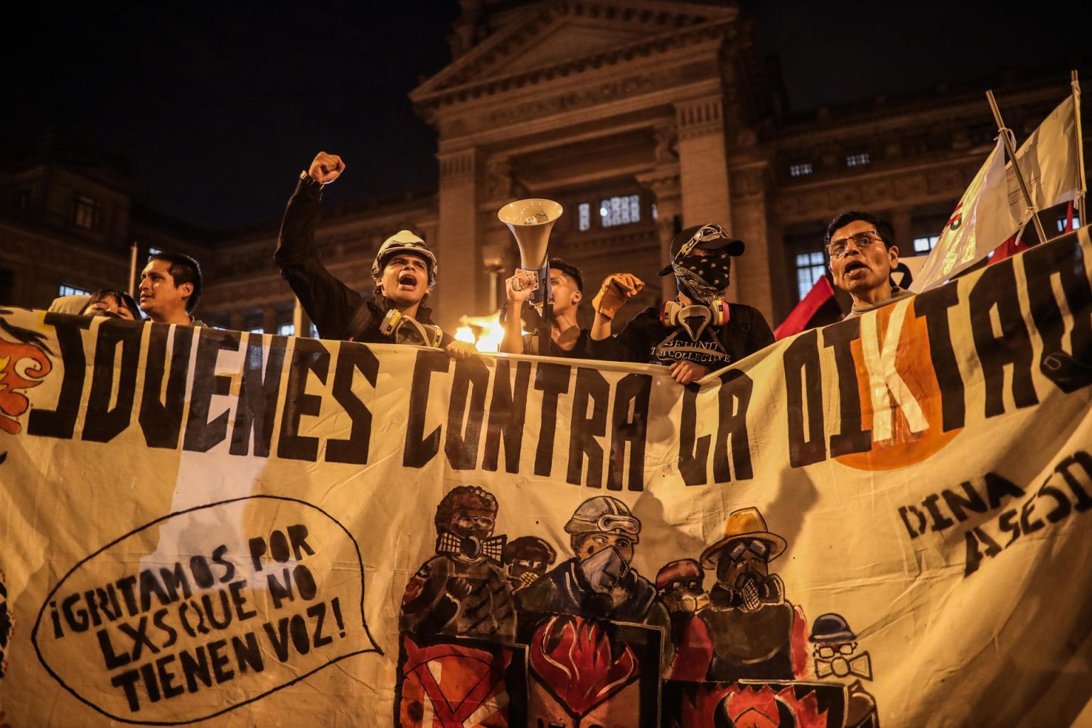 Fotografía de archivo de ciudadanos de diversas organizaciones, colectivos e incluso parlamentarios que marcharon por las calles del centro en una manifestación denominada "En defensa de la democracia", que protesta, entre otros motivos, por la decisión del Congreso peruano de investigar a miembros de la Junta Nacional de Justicia (JNJ), hoy en Lima (Perú). EFE/ Aldair Mejia