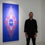 El artista mexicano Israel González posa junto a su obra "Ojo de Horus" el 14 de noviembre de 2023, en la Galería Hilario Galguera en Ciudad de México (México). EFE/José Méndez