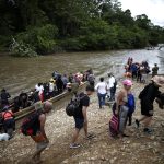 Migrantes bajan de canoas para ser trasladados a una estación de recepción migratoria en Lajas Blancas, Metetí, Darién (Panamá). EFE/Bienvenido Velasco