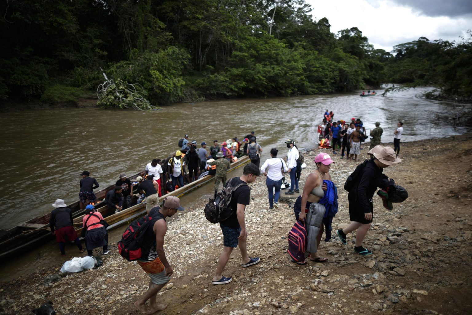Migrantes bajan de canoas para ser trasladados a una estación de recepción migratoria en Lajas Blancas, Metetí, Darién (Panamá). EFE/Bienvenido Velasco