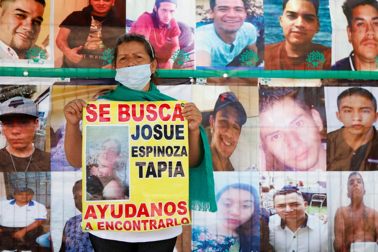 Fotografía de archivo de una mujer integrante del colectivo Familias Unidas por Nuestros Desaparecidos Jalisco (Fundej) durante una manifestación en las afueras del Instituto Jalisciense de Ciencias Forenses, el 14 de octubre de 2020, en el municipio de Tlaquepaque (México). EFE/ Francisco Guasco