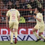 Andrea Pereira (d) de América celebra tras anotar un gol, en una fotografía de archivo. EFE/ David Martínez Pelcastre