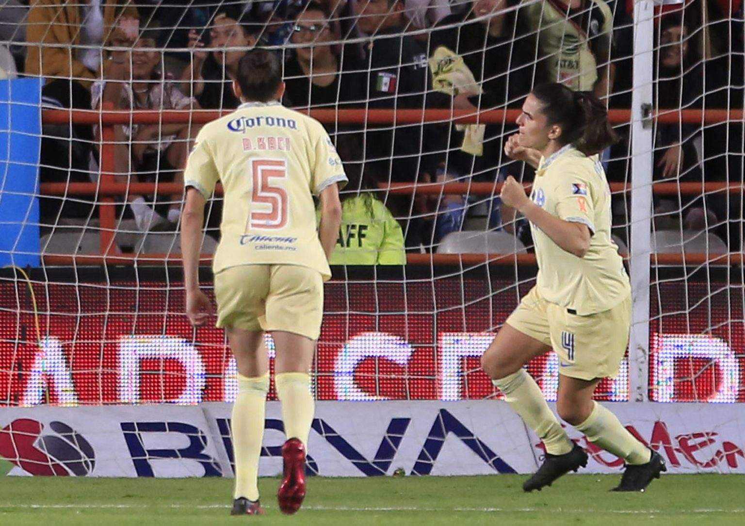 Andrea Pereira (d) de América celebra tras anotar un gol, en una fotografía de archivo. EFE/ David Martínez Pelcastre