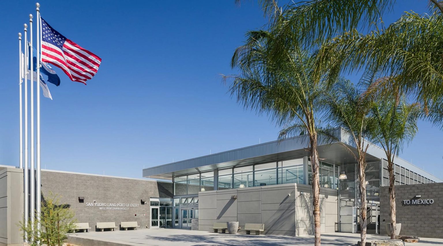 Fotografía divulgada por el director de Operaciones de la Oficina de Aduanas y Protección Fronteriza (CBP) de San Diego, Sidney Aki, donde se muestra la entrada del cruce Peatonal Oeste (PEDWEST) en el puerto de entrada de San Ysidro en San Diego, California. EFE/DFO San Diego CA /SOLO USO EDITORIAL /NO VENTAS /SOLO DISPONIBLE PARA ILUSTRAR LA NOTICIA QUE ACOMPAÑA /CRÉDITO OBLIGATORIO