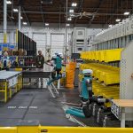 Fotografía del interior del almacén con nuevas máquinas de clasificación y brazos robóticos equipados con inteligencia artificial (IA) de Amazon, en Sumner (Estados Unidos). EFE/ Sarah Yanez Richards