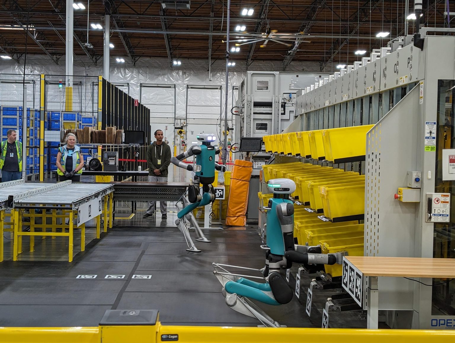 Fotografía del interior del almacén con nuevas máquinas de clasificación y brazos robóticos equipados con inteligencia artificial (IA) de Amazon, en Sumner (Estados Unidos). EFE/ Sarah Yanez Richards