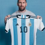 Fotografía cedida por Sam Robles a través de Sotheby's donde aparece el jugador argentino Lionel Messi mientras sostiene la camiseta con la cual jugó la final contra Francia del mundial de Qatar 2022 y con la que ganó su primera Copa del Mundo. EFE/Sam Robles/Sotheby's /SOLO USO EDITORIAL /NO VENTAS /SOLO DISPONIBLE PARA ILUSTRAR LA NOTICIA QUE ACOMPAÑA /CRÉDITO OBLIGATORIO