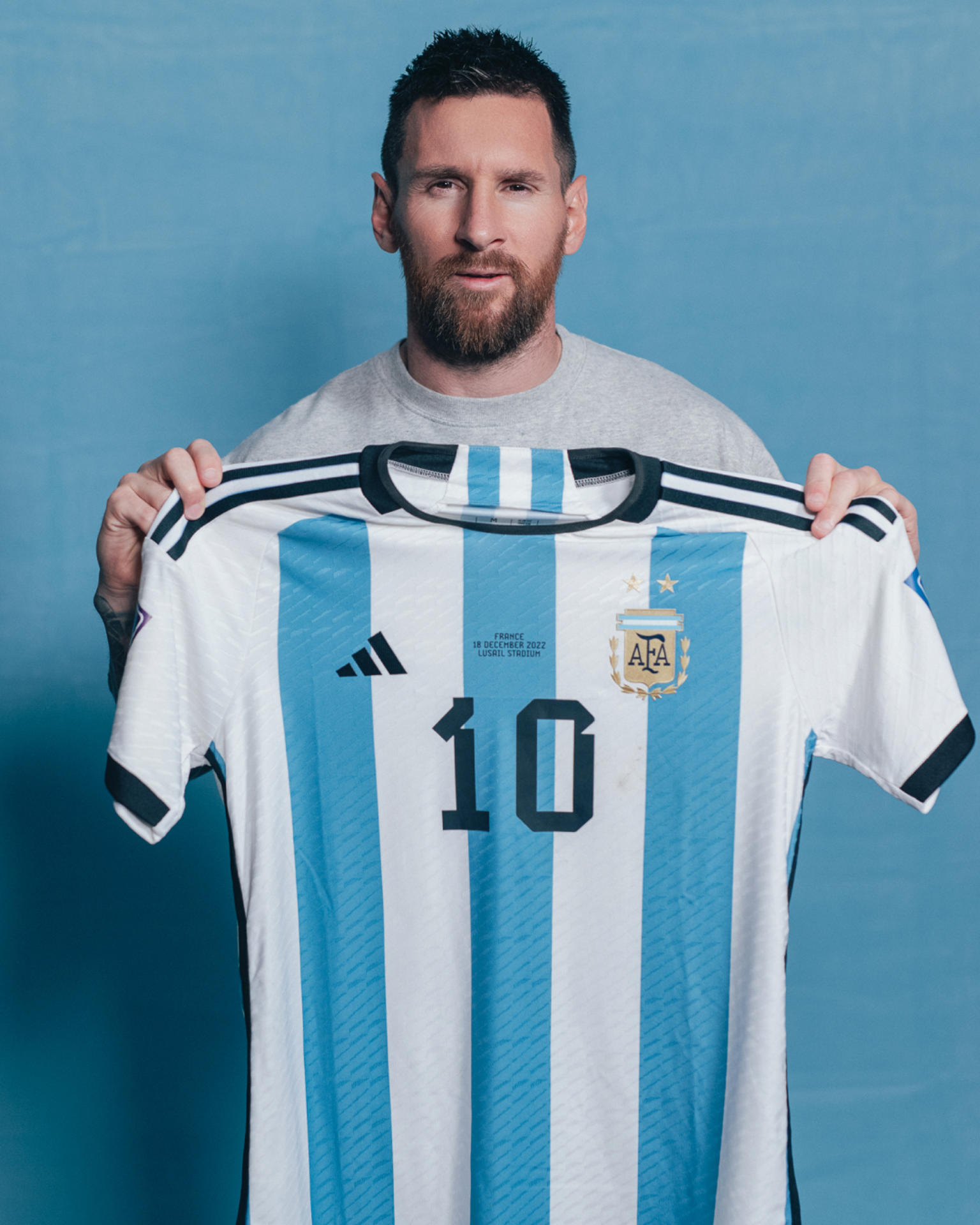 Fotografía cedida por Sam Robles a través de Sotheby's donde aparece el jugador argentino Lionel Messi mientras sostiene la camiseta con la cual jugó la final contra Francia del mundial de Qatar 2022 y con la que ganó su primera Copa del Mundo. EFE/Sam Robles/Sotheby's /SOLO USO EDITORIAL /NO VENTAS /SOLO DISPONIBLE PARA ILUSTRAR LA NOTICIA QUE ACOMPAÑA /CRÉDITO OBLIGATORIO