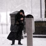 Fotografía de archivo de una mujer que camina por la calle 59 durante una nevada en Nueva York, Estados Unidos. EFE/JUSTIN LANE